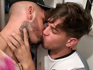 FLAKAEL BEIJANDO GOSTOSO SEU AMIGO TATUADO E MAIS&comma; SEU AMIGO FOI PEGO DE SURPRESA E GANHA MAMADA NA RESANHA